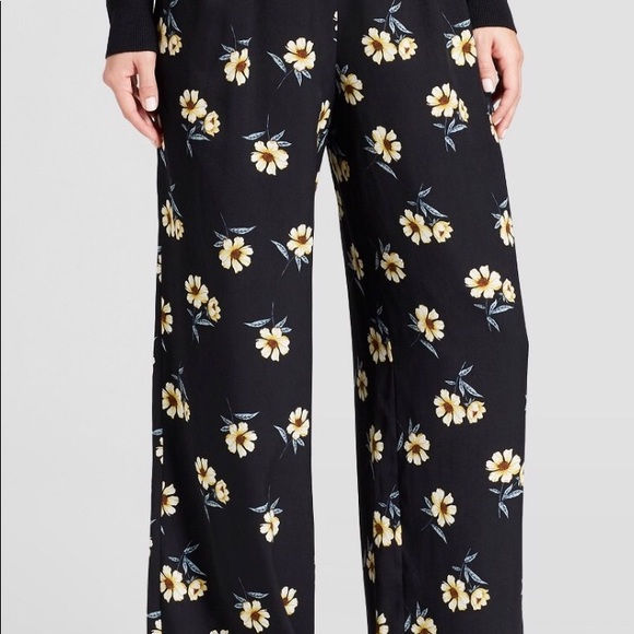 ✖️✖️SOLD✖️✖️Floral Crop Top & High waisted Pants - Picture 2 of 4